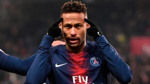 Neymar tìm kiếm quả bóng vàng khi thi đấu cho PSG.